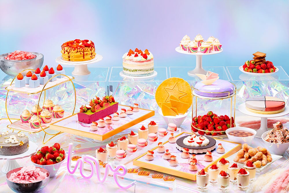 「Travel 2 Strawberries」～世界を旅するストロベリースイーツビュッフェ～(韓国)のスイーツメニューのイメージ。大人6,900円、お子様3,450円(ともに税・サ込)。