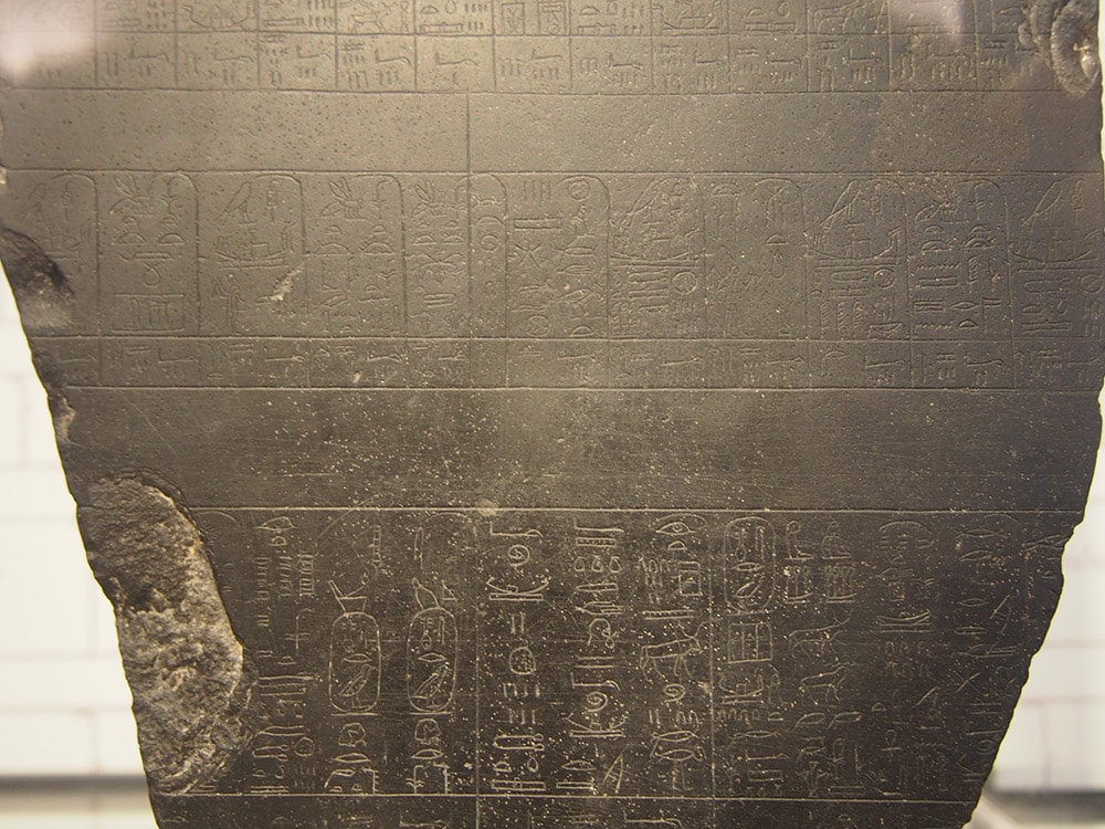 古代エジプト王国の現存する7つの石碑のうちのひとつで最大の「パレルモ・ストーン」。第5王朝時代（紀元前2494～2345年頃）のもので、第1王朝からの治世年代や主要事件が刻まれている。
