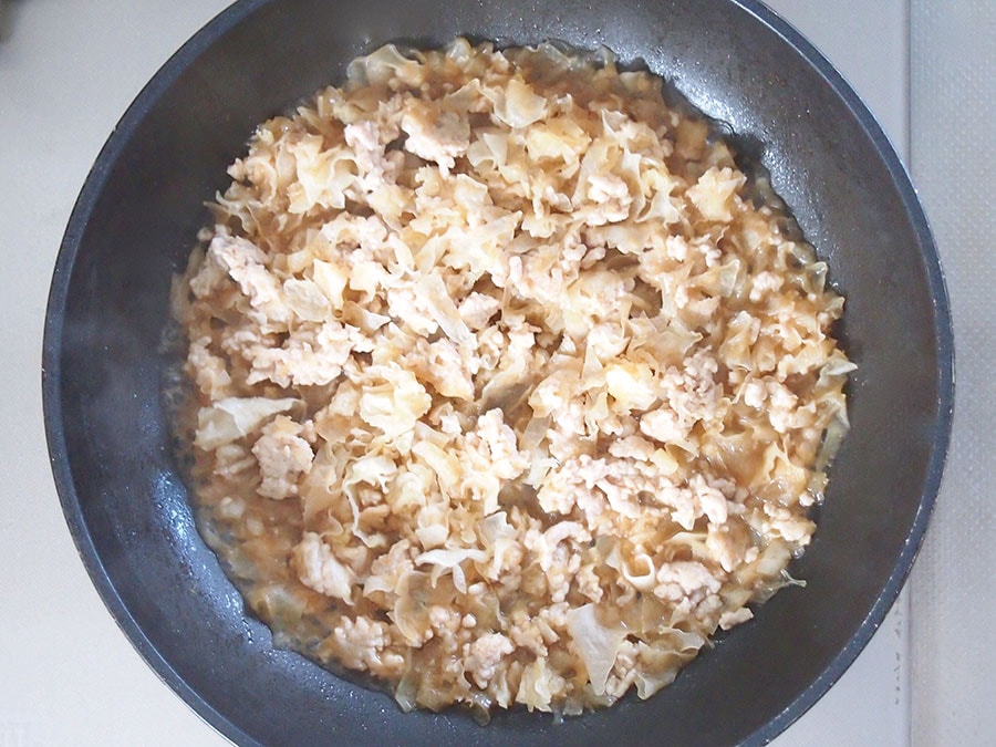 (2) フライパンにごま油を敷き、鶏ひき肉を炒めます。赤みがなくなってきたら、(1)の白木耳、醤油、みりんを入れて炒めます。水分がなくなるまで煮詰めて、火を止めます。