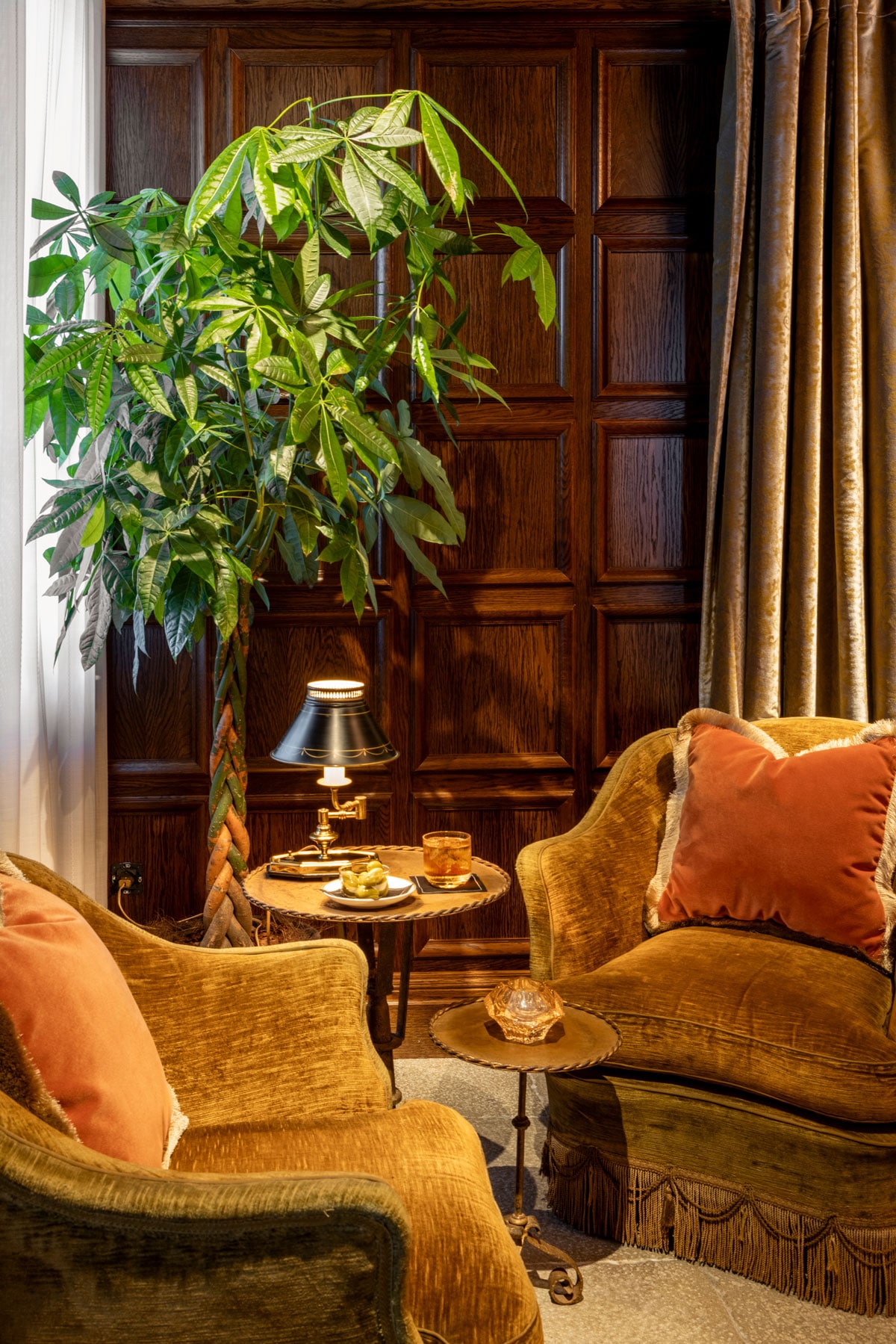 ロビーは、温かみのある色のビロード張りの家具や観葉植物が配されて、コージーなムード。