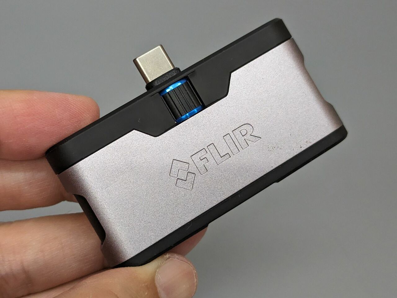 スマホ用サーモカメラ。スマホの端子に接続して使います。今回紹介しているのは「FLIR（フリアー）」のUSB Type-C対応モデルで、実売価格は28,600円 https://www.amazon.co.jp/dp/B0728C7KNC　