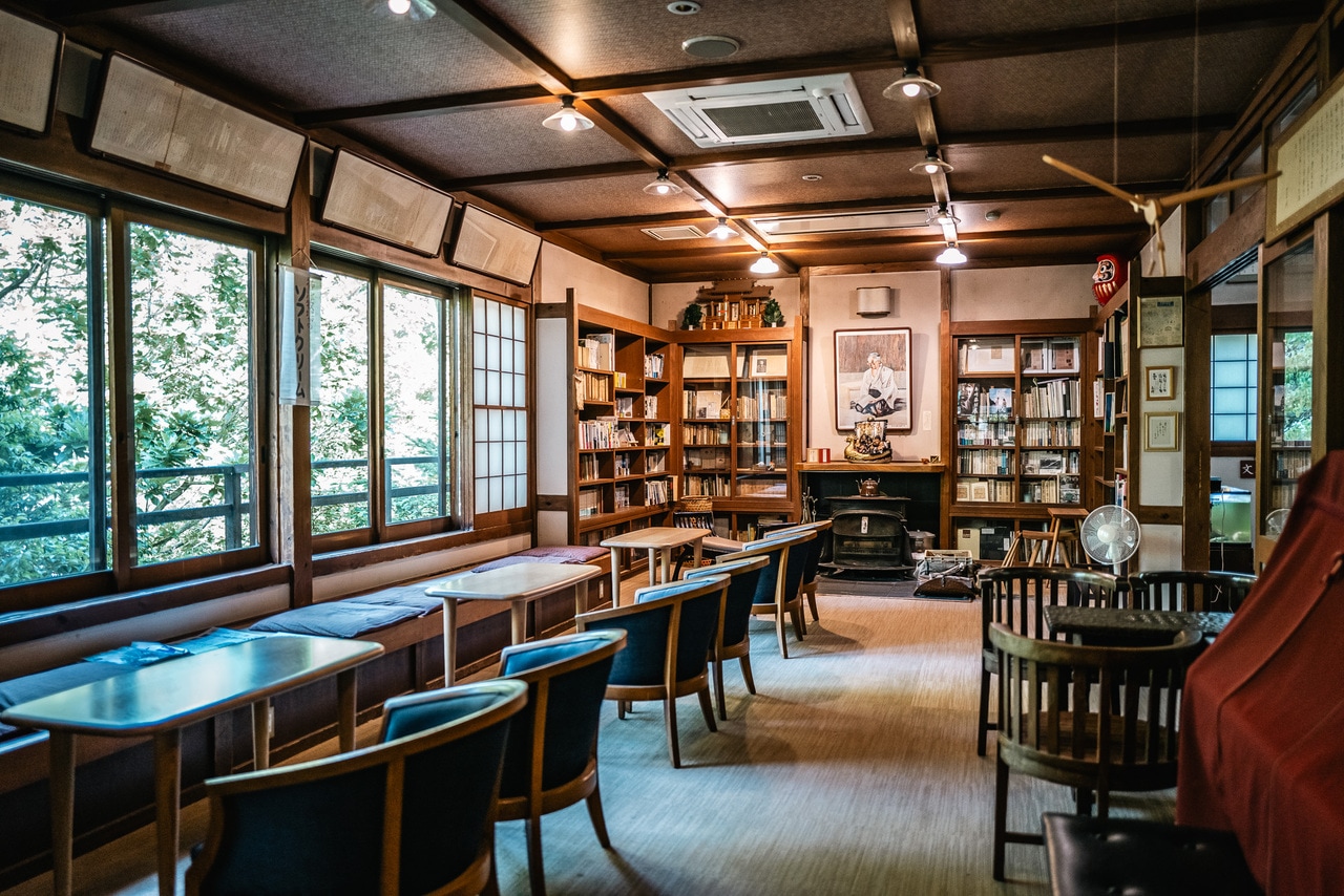 島崎藤村の肖像画も飾られたラウンジ・サロン。