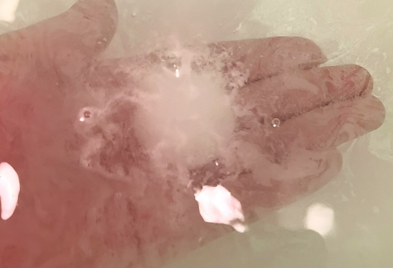 お湯に入れたとたん、細かい泡がシュワシュワ立って、重炭酸イオンがお湯に溶け込む。