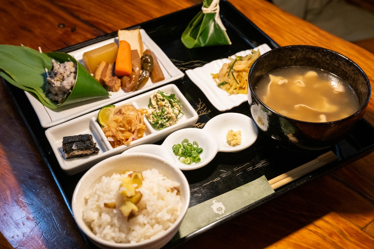 今回のツアー用に特別に提供された豚の御膳。伝統料理を広めるための課外活動なども積極的に行っているのだそう。