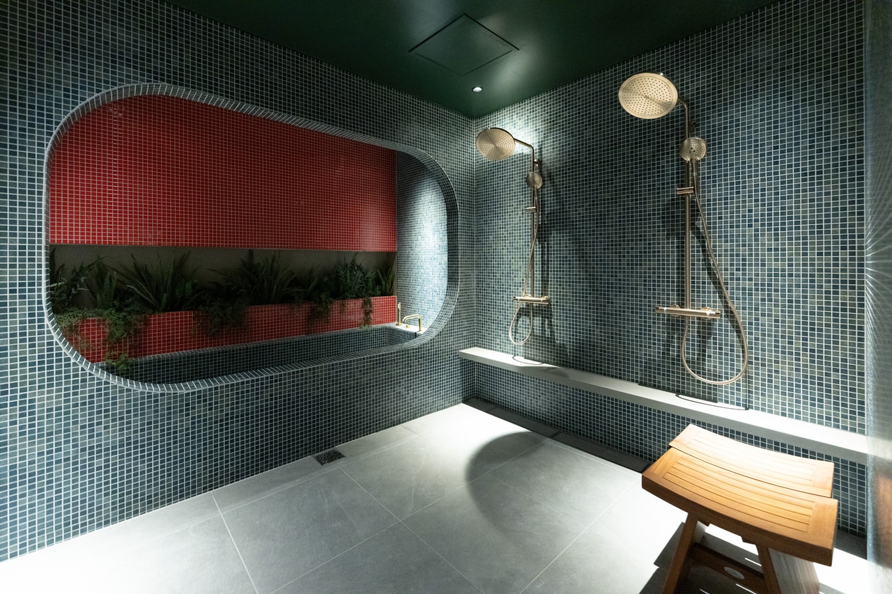 別棟1階はサウナつきの浴室で広々とした空間。