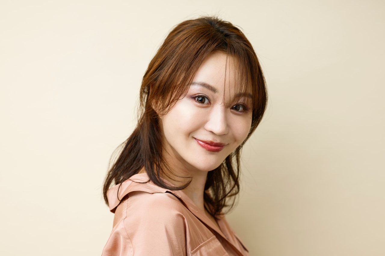 ブルーニュアンスのカラーを効かせた目もとでクールな雰囲気に!