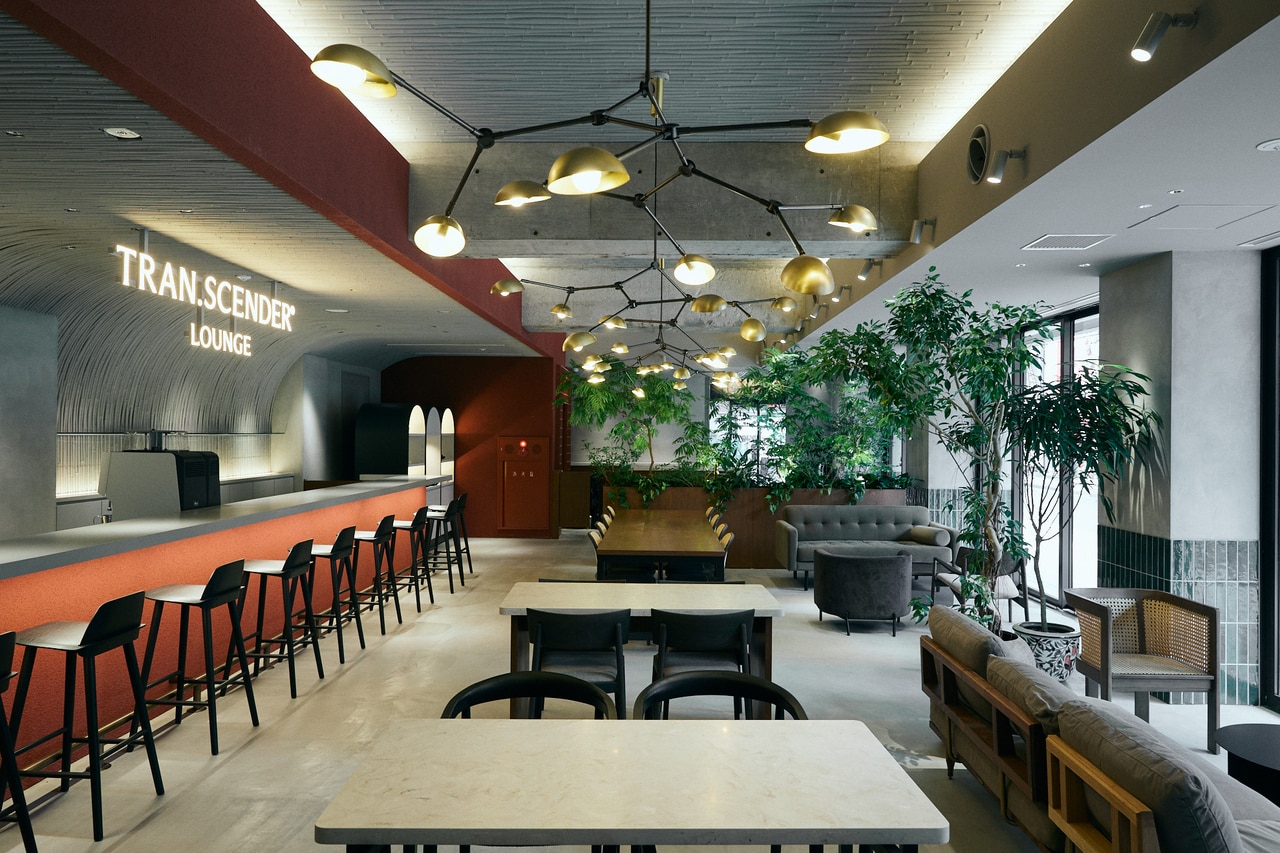 ホテルラウンジ。高さのある天井には竹が使用されており、柔らかな印象を与える。