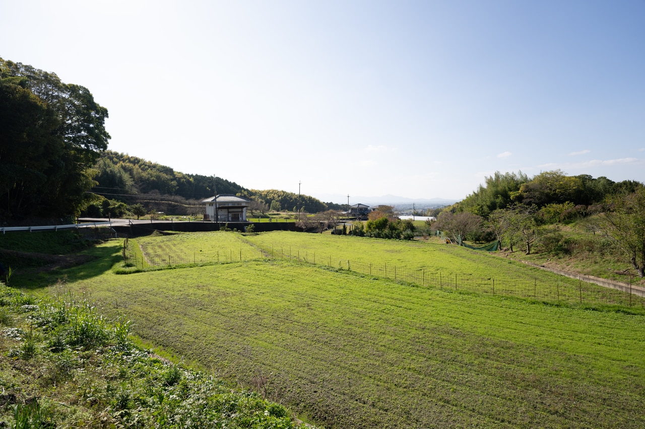 奈良盆地の高台から二上山も望める。