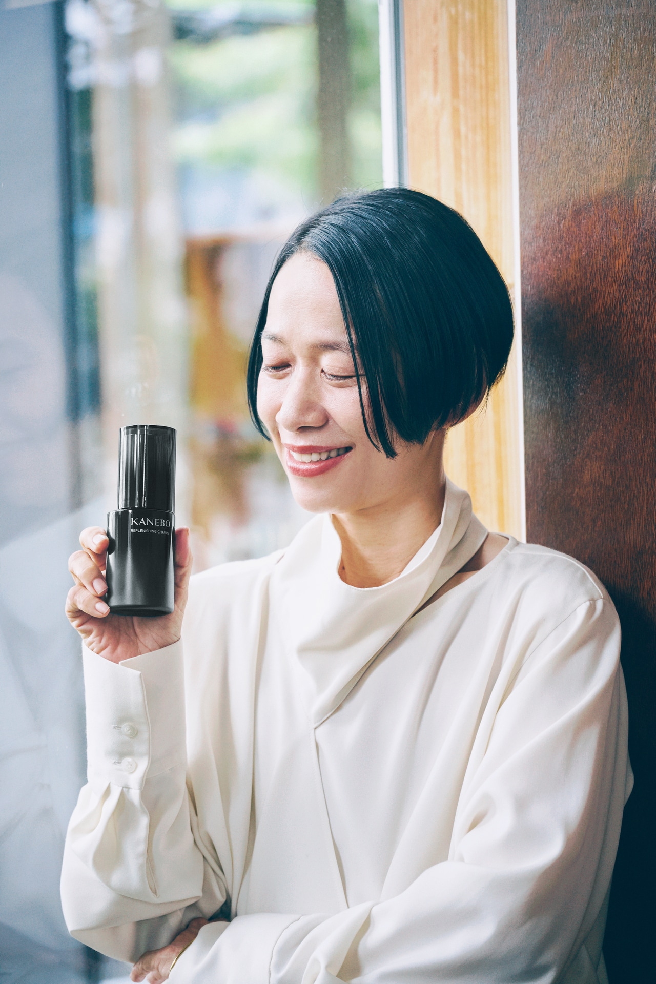西加奈子さん。カネボウ リプレニッシング チャームズ 110mL 15,400円。
