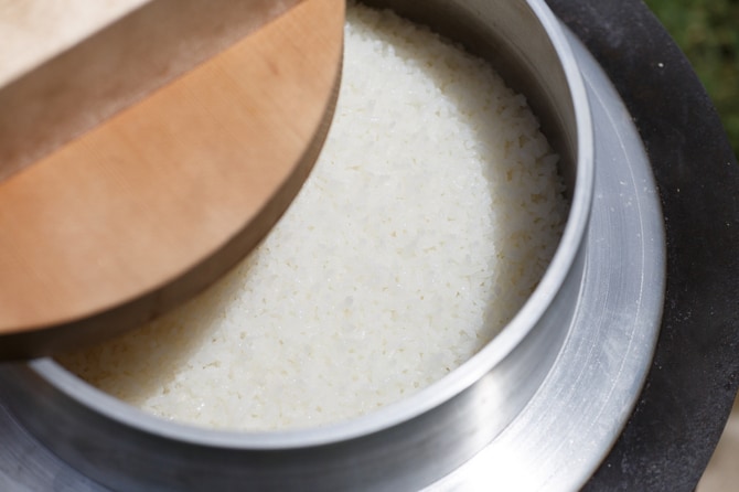 田んぼの畦道で炊きたての羽釜ご飯を食べるひとときは最高！