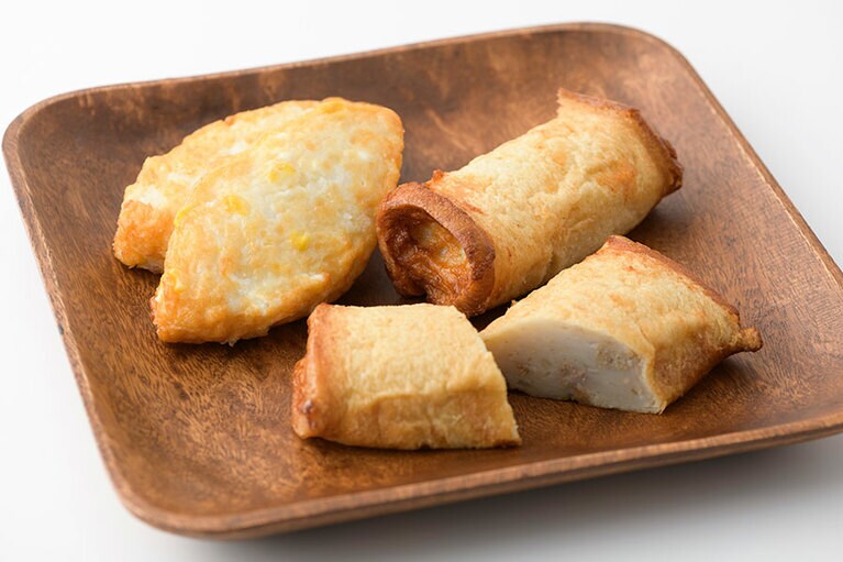 左から：じゃがコーン、パンロール 各200円／かま栄