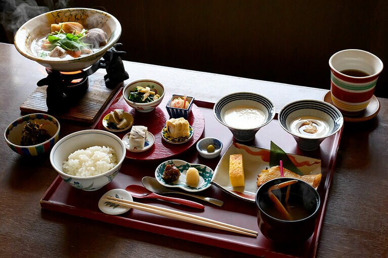 つやつやの白飯が進むおかずがずらりと並ぶ、王道的旅館の朝ごはん。