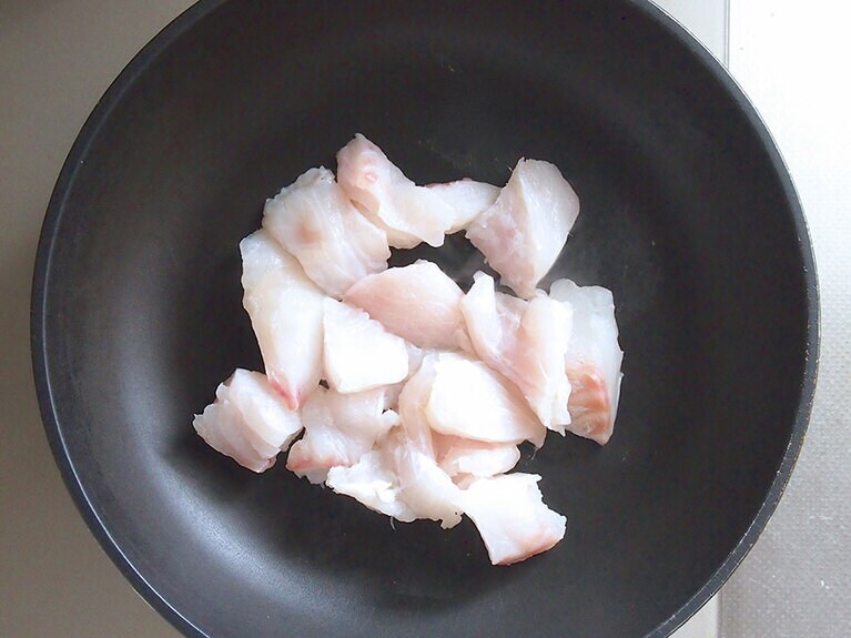 フライパンにタラを入れて弱火で炒める。