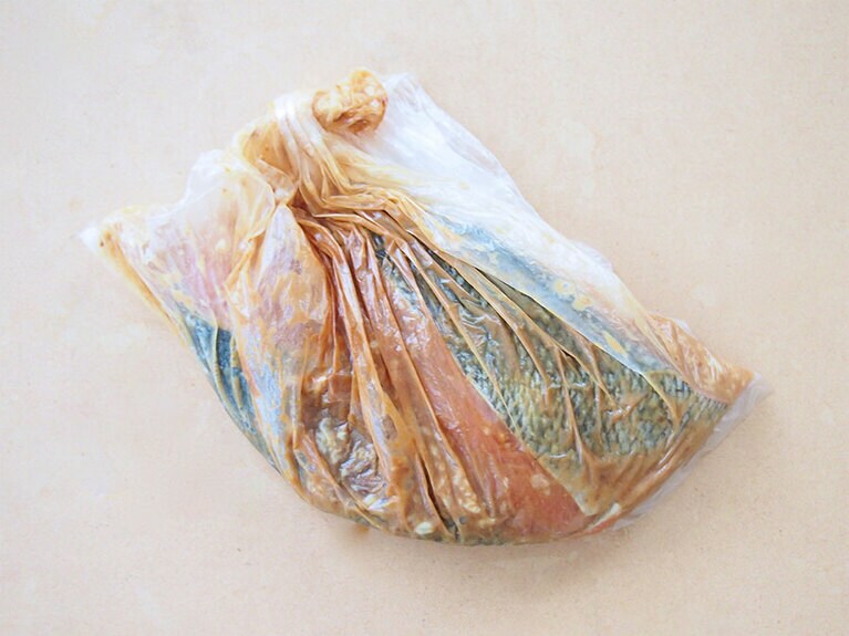 生鮭は、味噌、甘酒と共に袋に入れて味をなじませる。30分ほど置いたら、食べやすい大きさにカット。