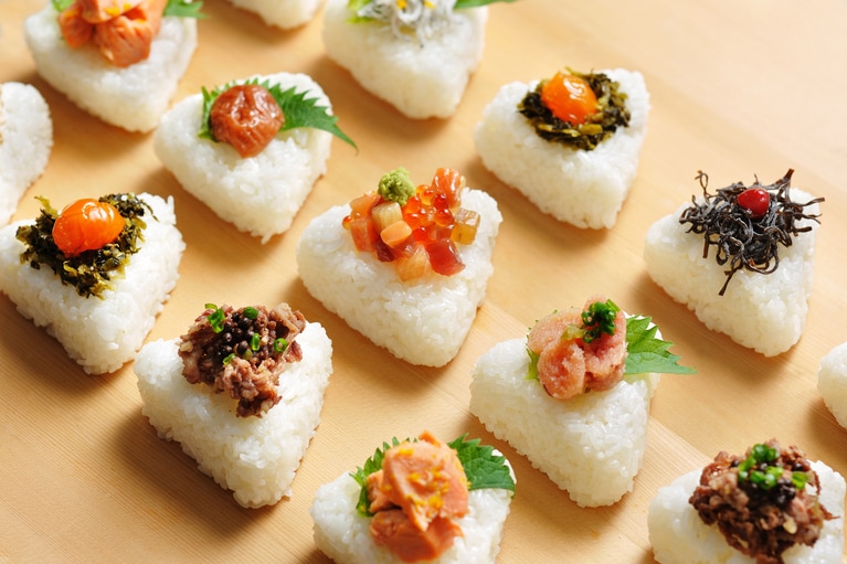 朝食の目玉は10種類から選べるおにぎり。