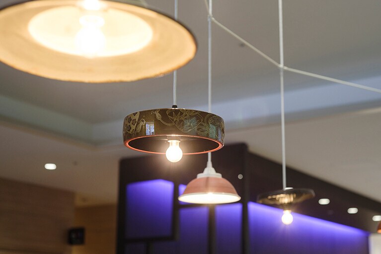 寿し桶や丼ぶりを模した照明カバーがユニーク。