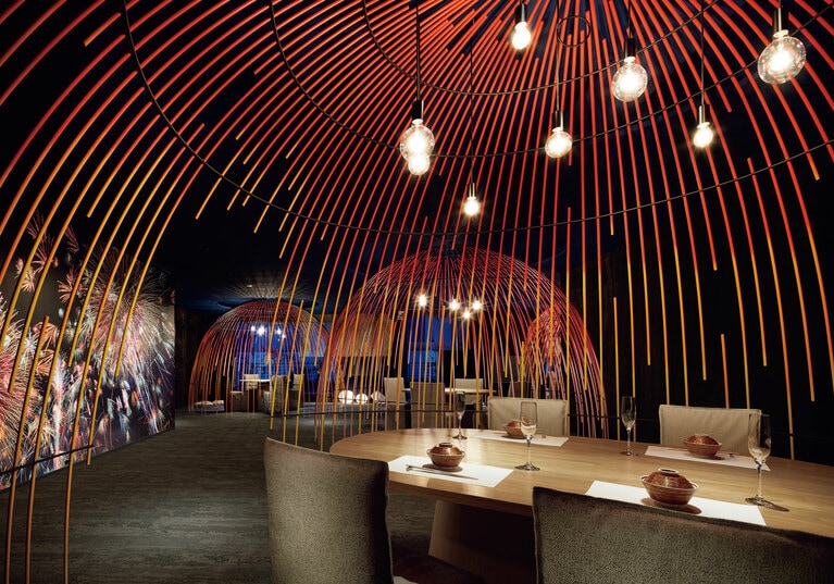 色鮮やかな花火をモチーフにした半個室空間。