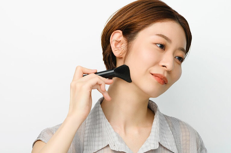 あご下から耳の下までぐっと引き上げるように色をオン。