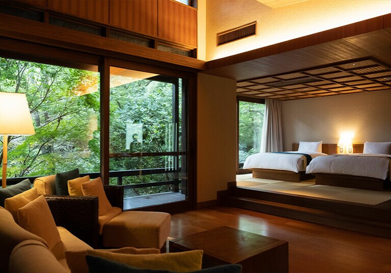 客室はすべて離れでプライベート感たっぷり。窓の外には一面の森が。