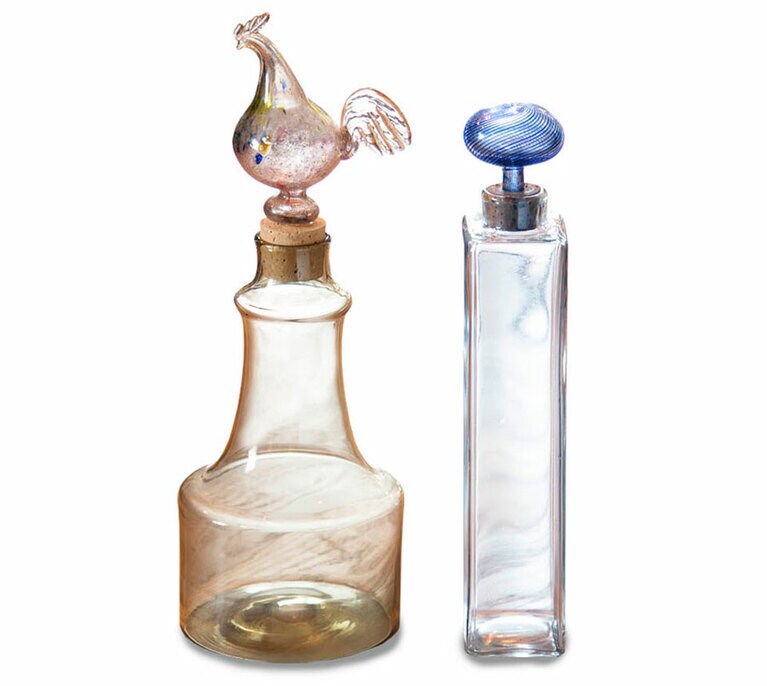 フィンランド最古のガラス工場「ヌータヤルヴィ」で製作されたボトル。それぞれに「ヌータヤルヴィ」と「カイ・フランク」のエッヂングサイン入り。左から、1955年製ボトル 440,000円、1963年製ボトル 638,000円。