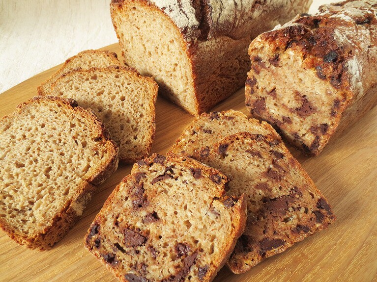 「ロッゲンミッシュブロート」と「ロッゲンショコラーデン」の断面。