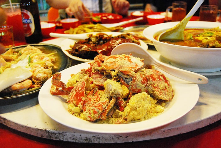 ペナンやクチンなど海辺の町では、半屋外のシーフード店があり、気軽な値段でカニを味わうことができる。カニの種類は、殻が硬く大きな爪をもつマッドクラブが主流。店によるが、500gで50マレーシアリンギット程度。