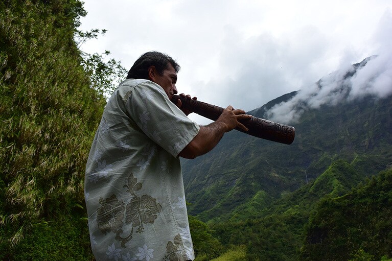 巨大なクレーターのエッジから雲が流れ落ちてくる。神話の世界へ迷い込んだ気分。