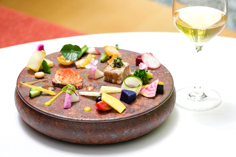 「OTTO SETTE」のシグニチャー「畑の前菜」は、30種類の野菜が楽しめる。