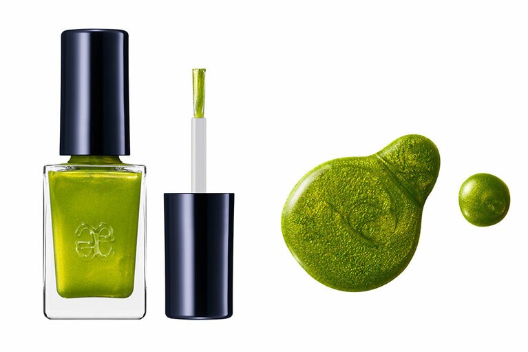 色によってクリア、パールやグリッターの輝きあり、マット、と質感はさまざま。乾きも速く持ちもよい。メタリックな蛍光グリーンだけど、偏光パール入りでツヤもあるので品がある、エレガンス ラズル エナメルラッカー 02 Cocalero(コカレロ) 6.0ml 1,320円。