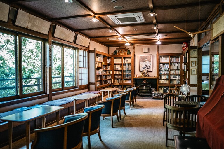 島崎藤村の肖像画も飾られたラウンジ・サロン。