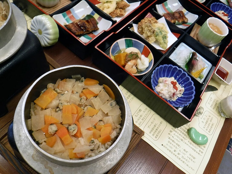 カラダに嬉しい薬膳料理や天然うなぎ、そして大和しじみの炊き込みご飯。