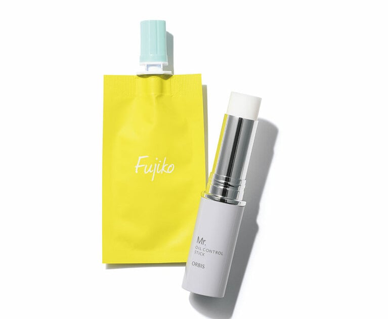 左：人気のパウダーがさらに便利な携帯サイズに。皮脂テカをオフして、長時間さらさら肌をキープ。フタとチップが一体化しているので、狙ったところに塗りやすい。フジコ あぶらとりモバイル 900円／かならぼ　右：皮脂を吸着し、ベタつきを抑える成分でテカリを抑え、保湿成分でカサカサは回避。下地にもお直しにも。ミスター オイルコントロール スティック 2,400円／オルビス