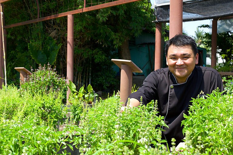 シェフ・パイサーンは現在、ディレクター職。ウェルネスリゾートに必須のおいしいスパ・キュイジーヌのリーダーだ。