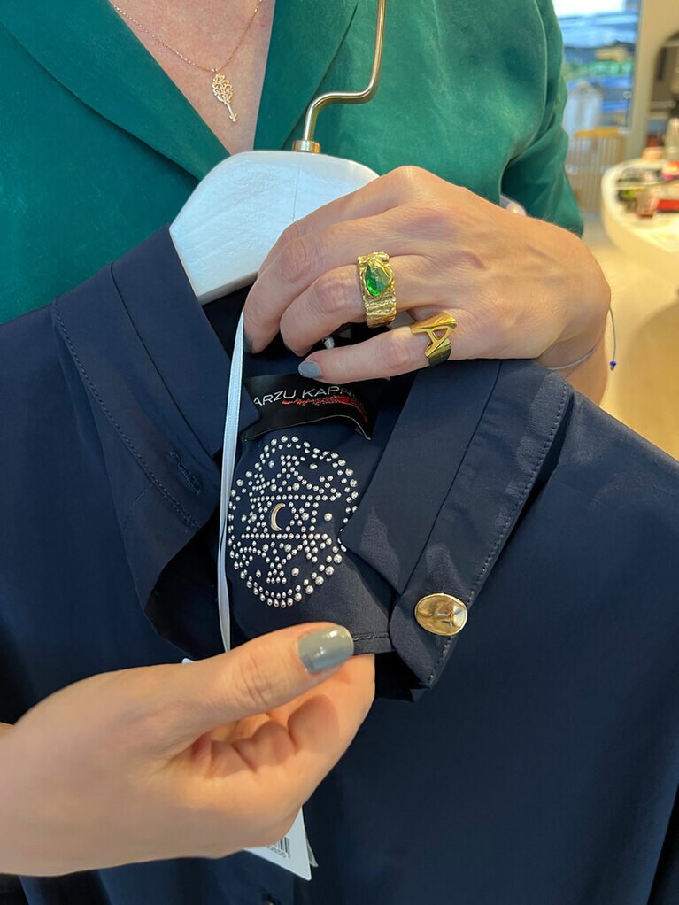 ブランドロゴにはフラワー・オブ・ライフが使われている。古くから使われている開運、魔除け、生命力アップの効果があるとされている神聖幾何学模様だ。