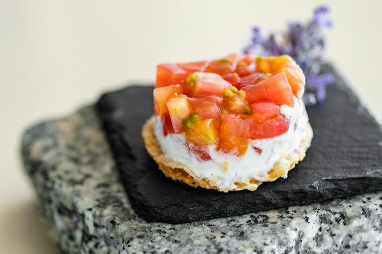 豆のフリカッセ、インカのめざめ、トマトのタルト(写真)は人気の一品。見た目から想像しきれない味わいの深さ、素晴らしさを実感して。