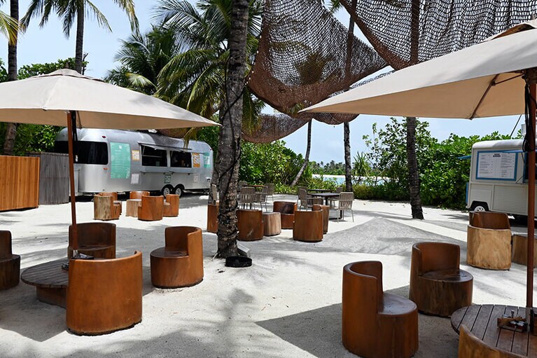 ファリマリーナビレッジにはハンバーガーとアイスクリームのフードトラックが。