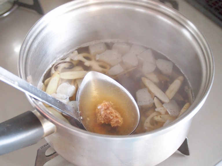 野菜が柔らかくなったら、味噌で味付けをする。