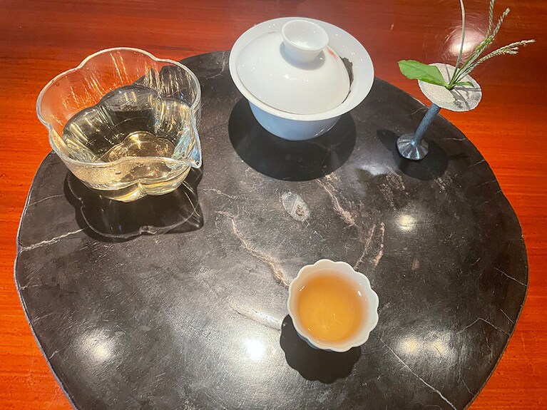 各茶盤に飾られた一輪挿しが和やかな時間を演出してくれます。