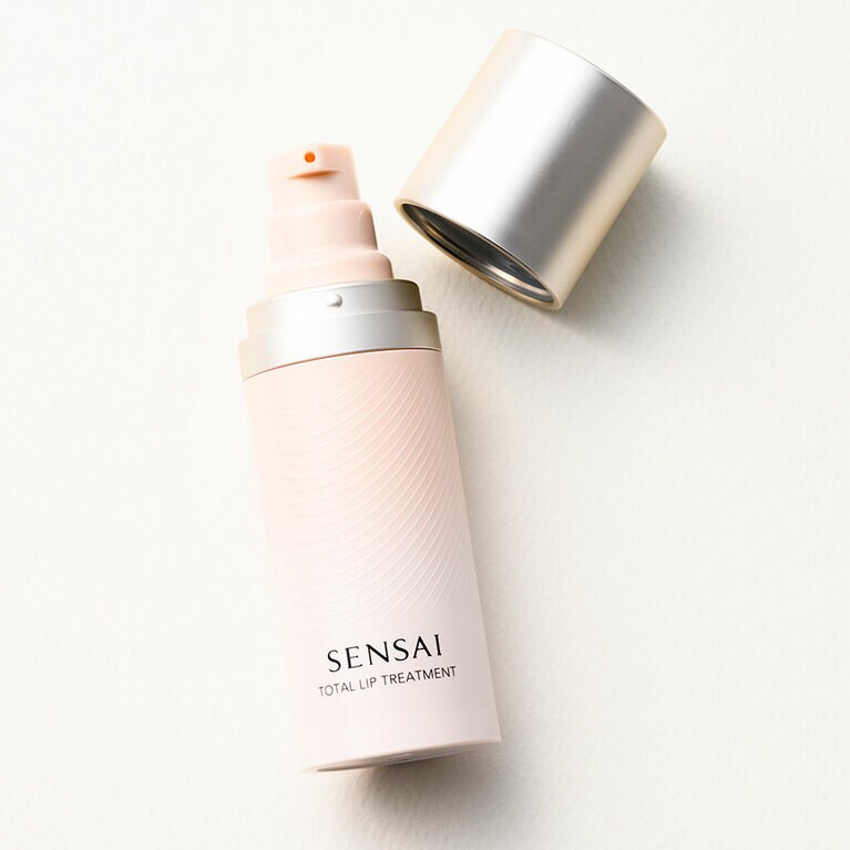 センサイ トータルリップトリートメント 15mL 11,000円／カネボウ化粧品