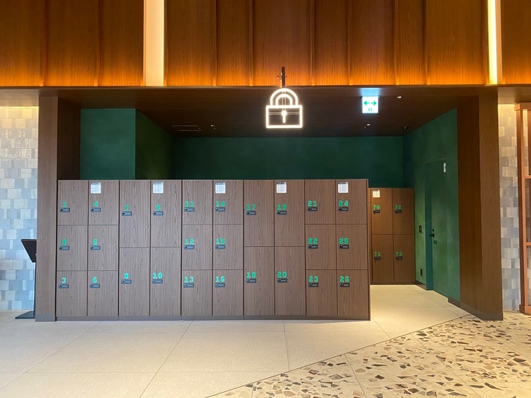 フロントを介さずセルフで荷物を出し入れできるコインロッカー。
