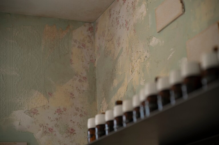 ところどころ顔をのぞかせる花柄の壁紙からもル ラボの世界観が垣間見える。落ち着いた雰囲気の空間にニュアンスを与える。