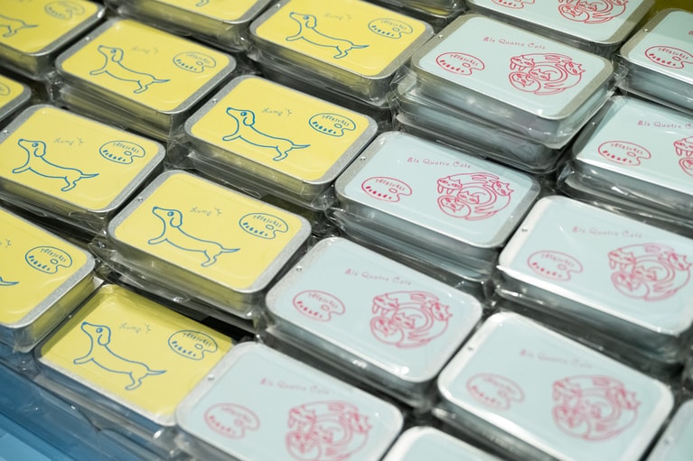 チョコレート缶 各1,188円。