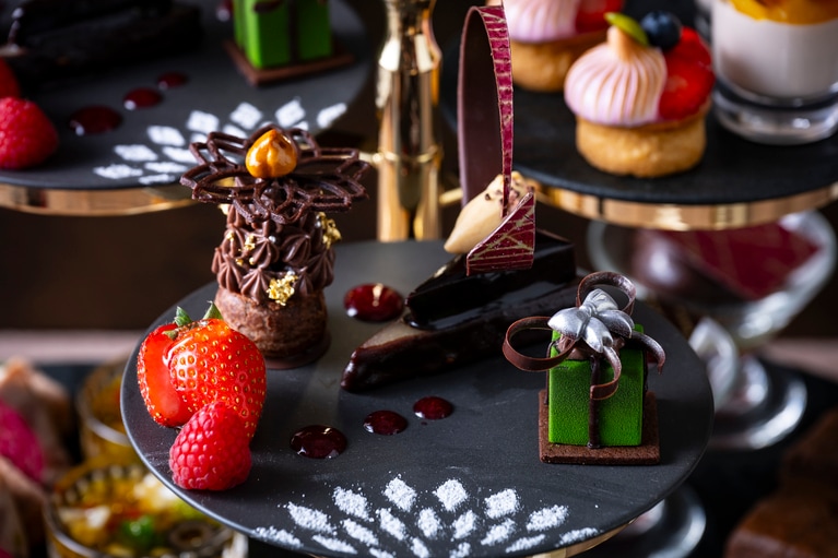 左より「チョコレートツリー」「ガトーショコラシュトーレン」「プレゼントボックス」。