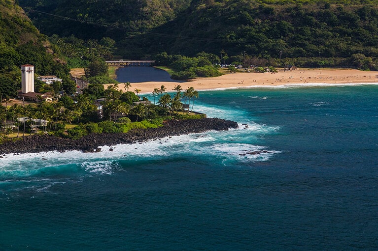 ワイメア川が注ぎ込むワイメアベイ。©HTA / Tor Johnson