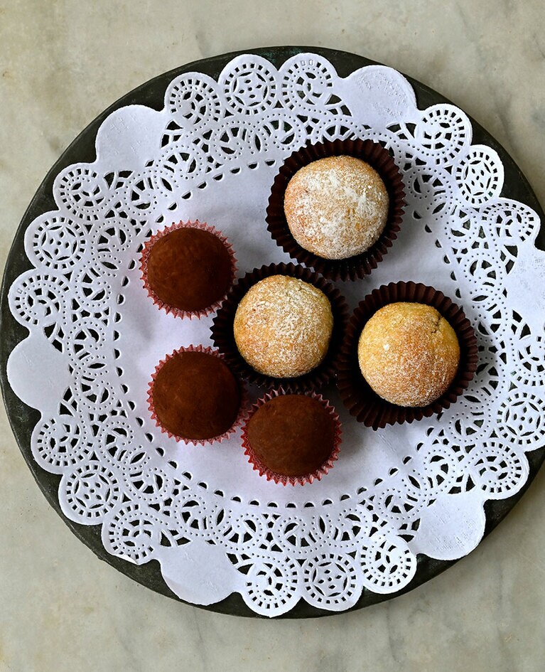 素朴で美しい菓子。左から “トリフィー・アッラ・マンドルラ” 2ユーロ、“ビスコッティ・パパーリ” 30ユーロ／kg（量り売り）。