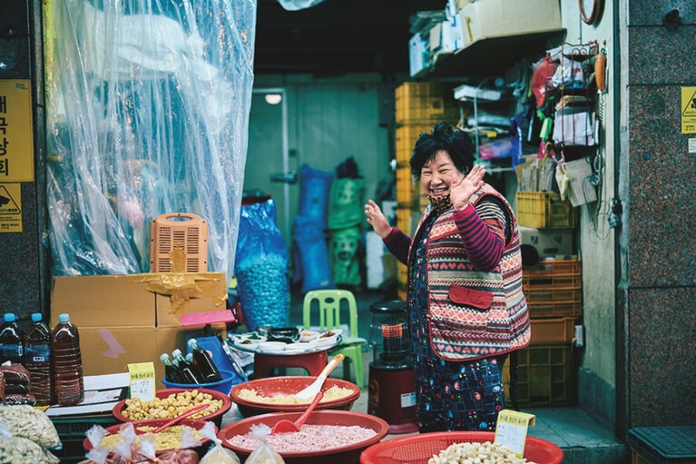 チャガルチ市場、忠武洞海岸市場、忠武洞夜明け市場で出会えるアジェとアジメの笑顔は釜山の旅の楽しみの一つ。アジェは釜山の方言でおじさん、アジメはおばさんのこと。