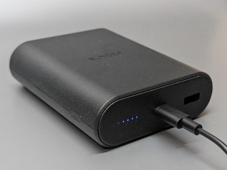 2つのポートに残量表示用のLEDだけという、黎明期のモバイルバッテリーを思わせるシンプルさは、人によって評価が分かれそうです