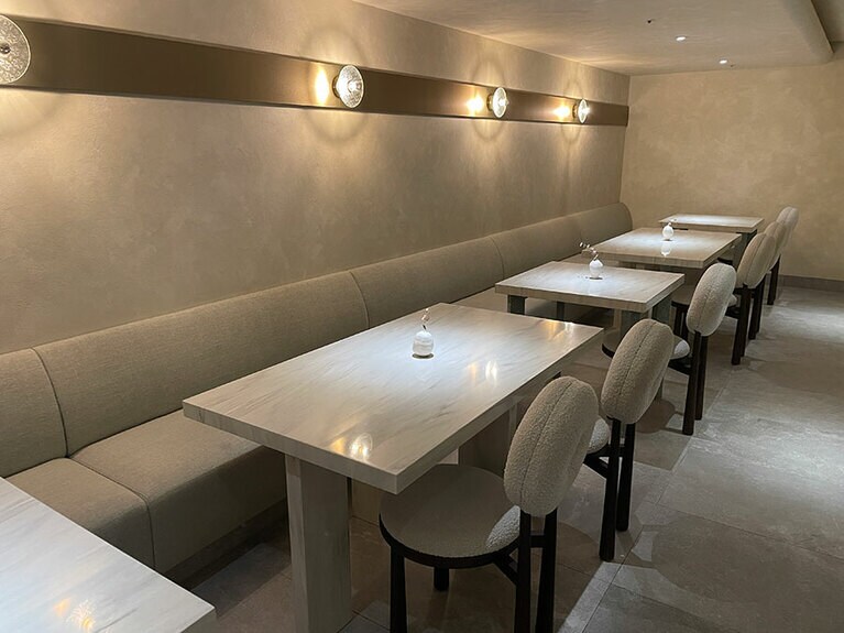 限られた人数しか入店できないため、ゆったりと寛ぎながらディナーを味わえます。