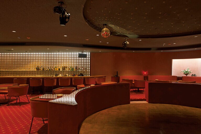 【大正屋】 昭和レトロなナイトラウンジ。曲線を描くカウンターなど、吉村順三建築を当時のまま伝える貴重な空間。Photo: Hiroshi Mizusaki