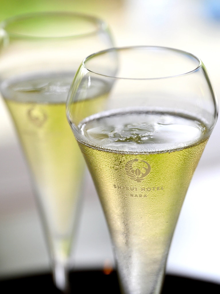 宿泊ゲスト限定の「ガーデンディライト」は、毎日17～18時に。庭を眺めながら、シャンパンをフリーフローで楽しめます（無料）。